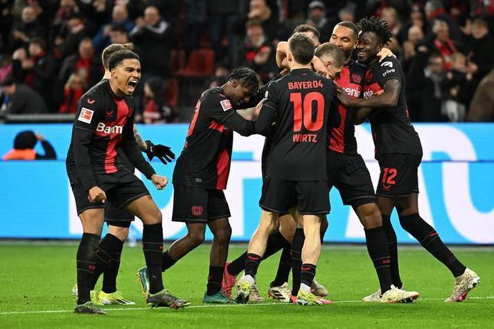 圣保利主场迎战霍芬海姆,德乙弱旅与德甲劲旅对决,攻防两端均显疲态,悬念十足。